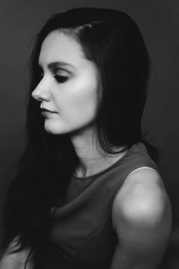 Stüdyoda esmer bir kızın siyah-beyaz portresi, genç bir kadının yüzünde duygular, çeşitli yakın plan portreler ve el hareketleri.