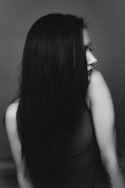 Stüdyoda esmer bir kızın siyah-beyaz portresi, genç bir kadının yüzünde duygular, çeşitli yakın plan portreler ve el hareketleri.