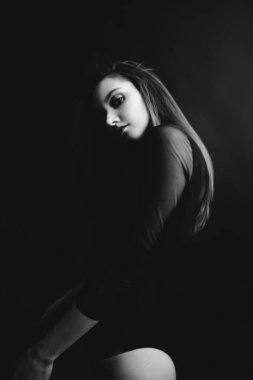 Stüdyoda esmer bir kızın siyah-beyaz portresi, genç bir kadının yüzünde duygular, çeşitli yakın plan portreler ve el hareketleri.