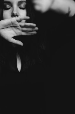 Stüdyoda esmer bir kızın siyah-beyaz portresi, genç bir kadının yüzünde duygular, çeşitli yakın plan portreler ve el hareketleri.