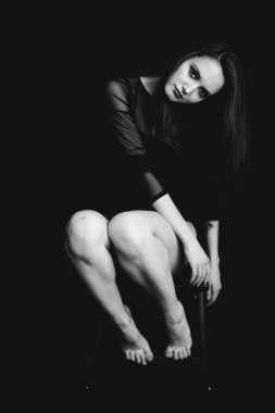 Stüdyoda esmer bir kızın siyah-beyaz portresi, genç bir kadının yüzünde duygular, çeşitli yakın plan portreler ve el hareketleri.