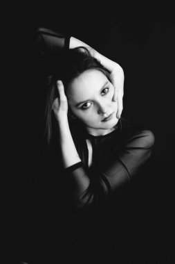 Stüdyoda esmer bir kızın siyah-beyaz portresi, genç bir kadının yüzünde duygular, çeşitli yakın plan portreler ve el hareketleri.