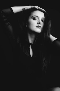 Stüdyoda esmer bir kızın siyah-beyaz portresi, genç bir kadının yüzünde duygular, çeşitli yakın plan portreler ve el hareketleri.