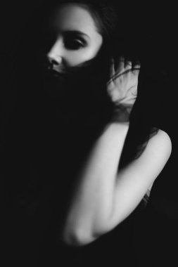 Stüdyoda esmer bir kızın siyah-beyaz portresi, genç bir kadının yüzünde duygular, çeşitli yakın plan portreler ve el hareketleri.