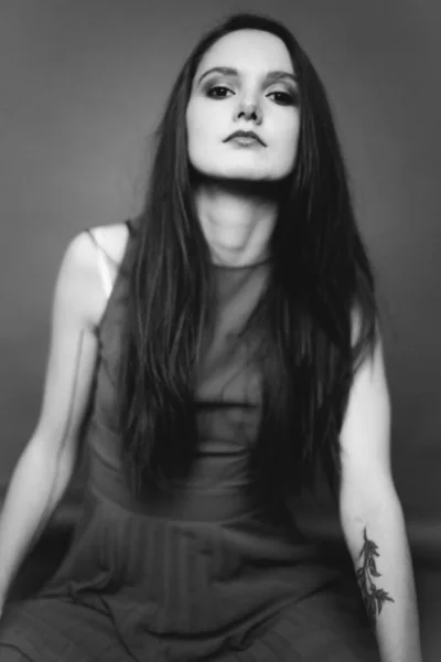 Studio Czarno Biały Portret Brunetki Emocje Twarzy Młodej Kobiety Różnorodne — Zdjęcie stockowe