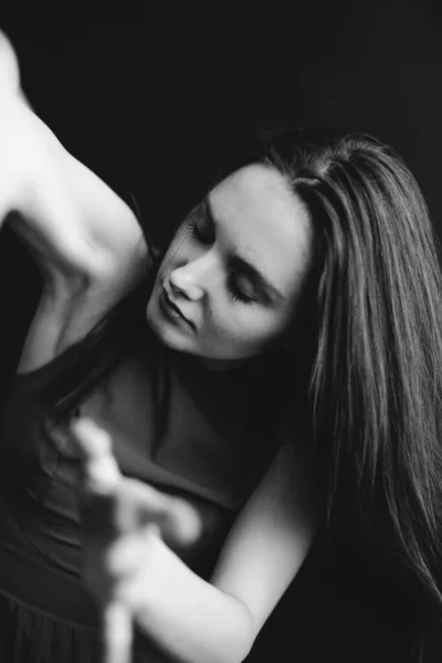 Estúdio Preto Branco Retrato Uma Menina Morena Emoções Rosto Uma — Fotografia de Stock