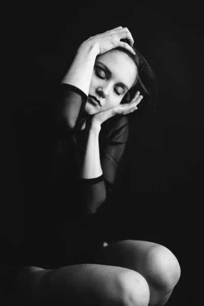 Студійний Чорно Білий Портрет Дівчини Брюнетки Емоції Обличчі Молодої Жінки — стокове фото