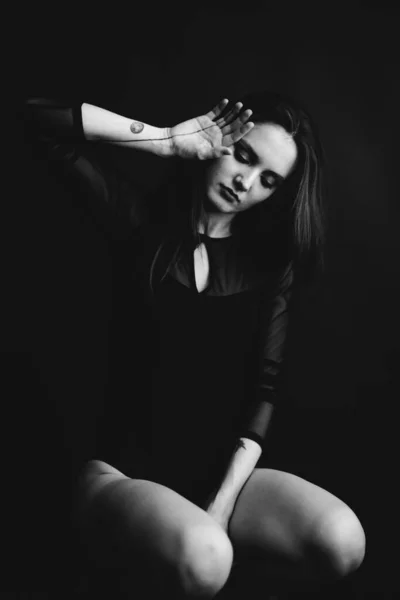 Studio Czarno Biały Portret Brunetki Emocje Twarzy Młodej Kobiety Różnorodne — Zdjęcie stockowe