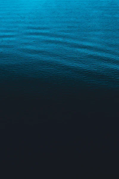 Niebieska Faktura Powierzchni Wody Zbliżenie Abstrakcyjne Wzory Fal Powierzchni Morza — Zdjęcie stockowe