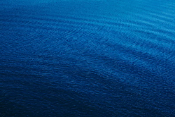 水面上的蓝色纹理特写 海面上波浪的抽象图案 水元素的艺术摄影 — 图库照片