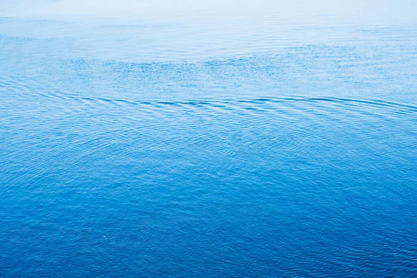 水面上的蓝色纹理特写 海面上波浪的抽象图案 水元素的艺术摄影 — 图库照片
