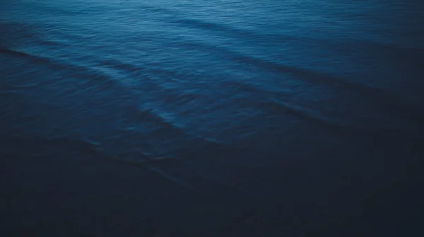 水面上的蓝色纹理特写 海面上波浪的抽象图案 水元素的艺术摄影 — 图库照片