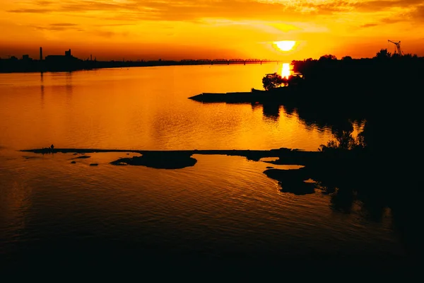 Неймовірно Красивий Захід Сонця Над Водою Міському Середовищі Помаранчевий Драматичний — стокове фото
