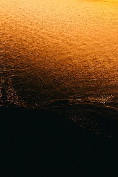 在城市环境 橙色和戏剧性的自然景观中 令人难以置信的美丽落日落在水面上 — 图库照片
