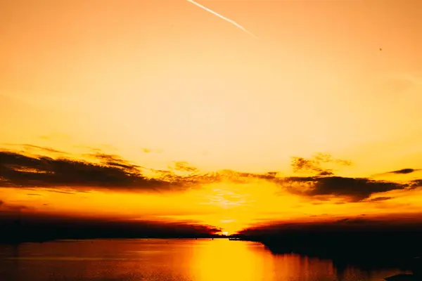 Ongelooflijk Mooie Zonsondergang Boven Water Een Stedelijke Omgeving Oranje Dramatische — Stockfoto