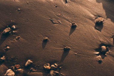 Okyanusta kumlu bir plajın deseni, yakın plan, soyut arka plan