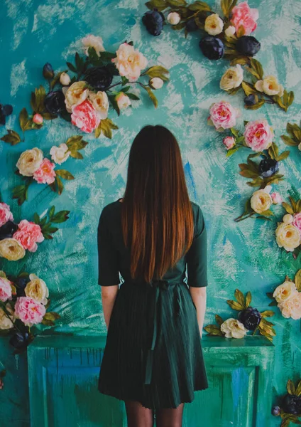 Güzel Gür Çiçekleri Olan Bir Kızın Narin Portresi — Stok fotoğraf