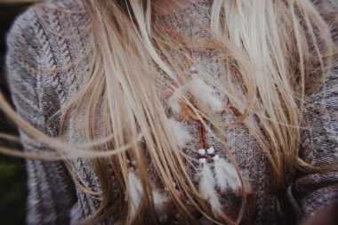 Doğal bir arka planda güzel bir ev yapımı rüya yakalayıcı.