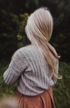  Kır çiçekli genç kız tarlada yürüyor.