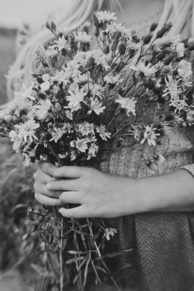 Ung Flicka Med Vilda Blommor Promenader Fält — Stockfoto