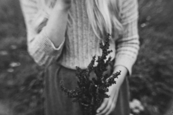 Jovem Com Flores Silvestres Caminha Campo — Fotografia de Stock