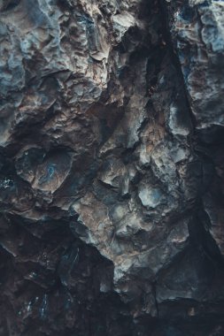 Yakın çekim kaya dokusu, kaya deseni ve dağlardaki kayaların soyutlanması.