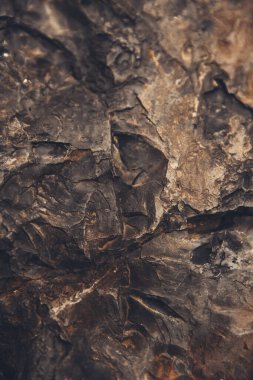 Yakın çekim kaya dokusu, kaya deseni ve dağlardaki kayaların soyutlanması.