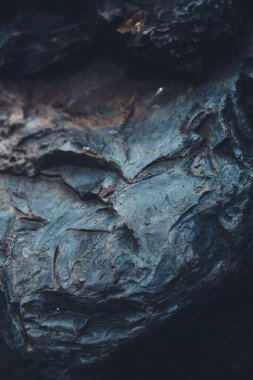 Yakın çekim kaya dokusu, kaya deseni ve dağlardaki kayaların soyutlanması.