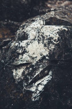 Yakın çekim kaya dokusu, kaya deseni ve dağlardaki kayaların soyutlanması.