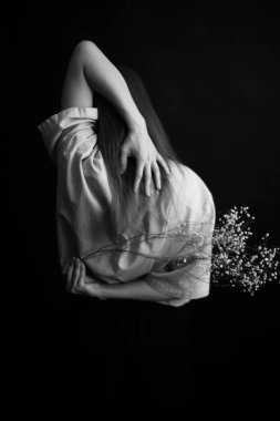 İnsanlar ve kuru bitkiler. Bir kızın minimalist siyah beyaz portresi ve bir bitki. Metin için boşluk