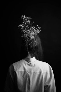 İnsanlar ve kuru bitkiler. Bir kızın minimalist siyah beyaz portresi ve bir bitki. Metin için boşluk