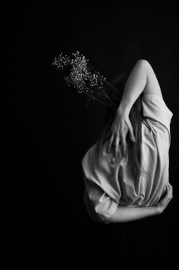 İnsanlar ve kuru bitkiler. Bir kızın minimalist siyah beyaz portresi ve bir bitki. Metin için boşluk