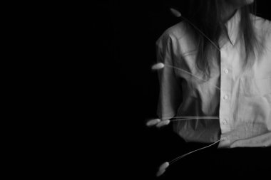 İnsanlar ve kuru bitkiler. Bir kızın minimalist siyah beyaz portresi ve bir bitki. Metin için boşluk