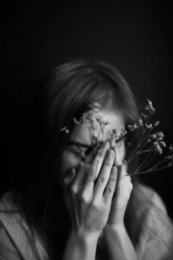 İnsanlar ve kuru bitkiler. Bir kızın minimalist siyah beyaz portresi ve bir bitki. Metin için boşluk