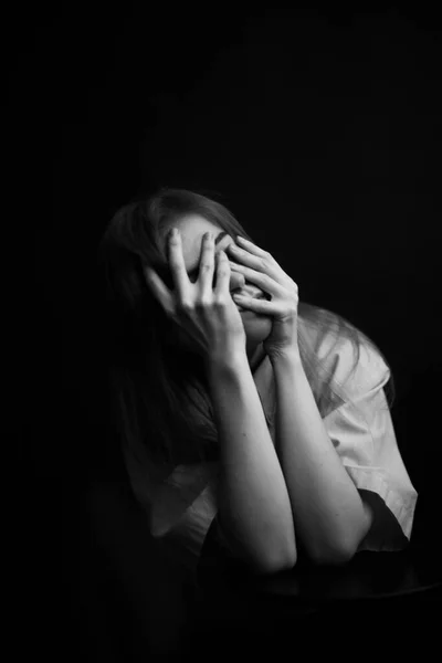 Retrato Blanco Negro Una Chica Emociones Cara Una Mujer Hermosa — Foto de Stock