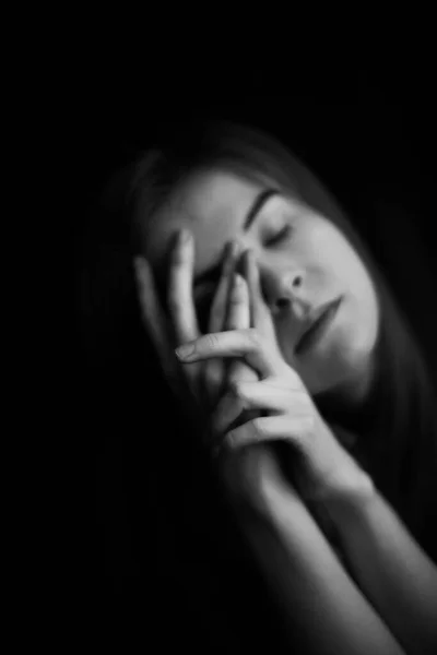Schwarz Weißes Studioporträt Eines Mädchens Emotionen Gesicht Einer Schönen Frau — Stockfoto