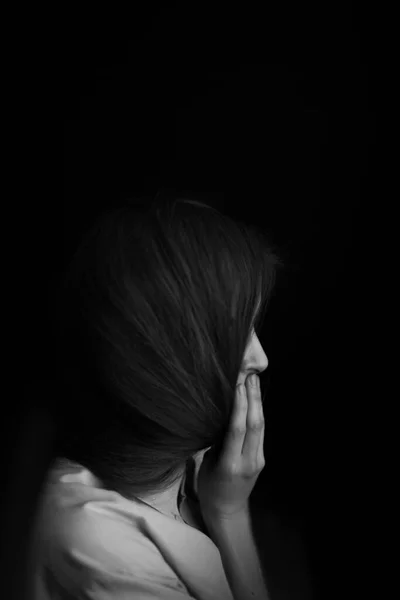 Retrato Estúdio Preto Branco Uma Menina Emoções Rosto Uma Mulher — Fotografia de Stock