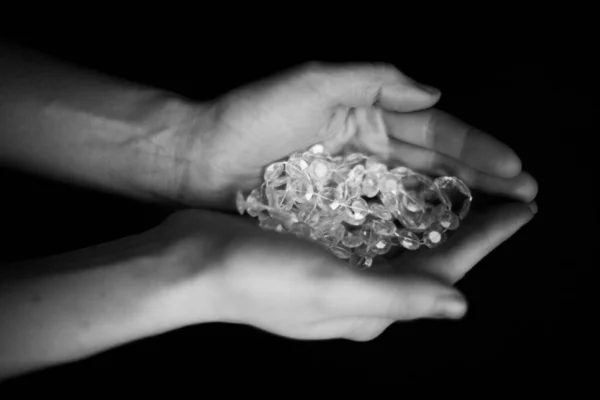Zwart Wit Foto Mooie Vrouwelijke Handen Houden Een Glazen Bloemenslinger — Stockfoto