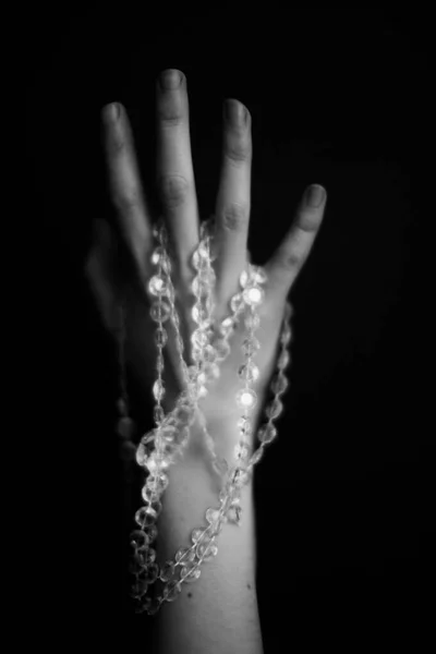 Foto Preto Branco Belas Mãos Femininas Seguram Uma Grinalda Vidro — Fotografia de Stock