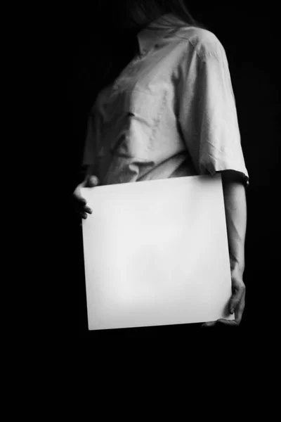 Una Fotografia Bianco Nero Uomo Con Una Camicia Colore Chiaro — Foto Stock