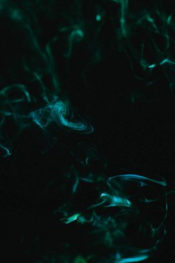 Güzel sigara dumanı desenleri, yakın plan yeşil duman.