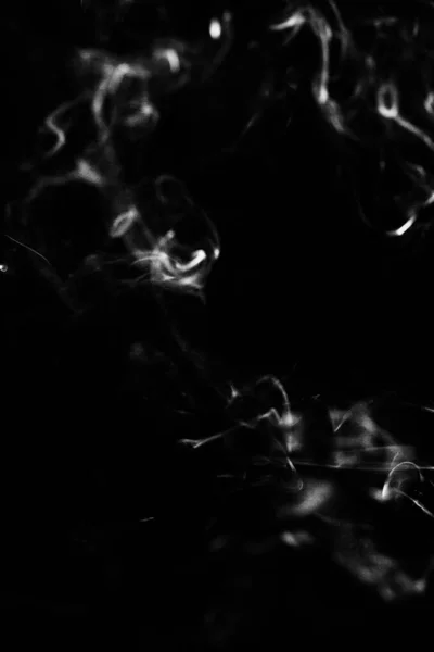 黑白照片上的烟雾腾腾 香烟和钩子的精美图案特写 — 图库照片