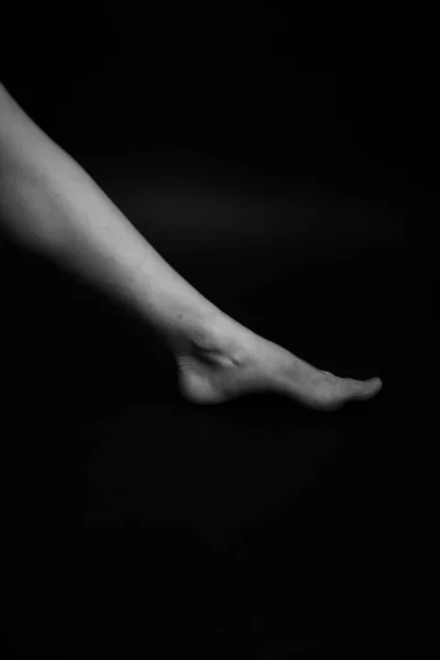 Μέρη Του Σώματος Πόδια Μαύρο Φόντο Closeup — Φωτογραφία Αρχείου