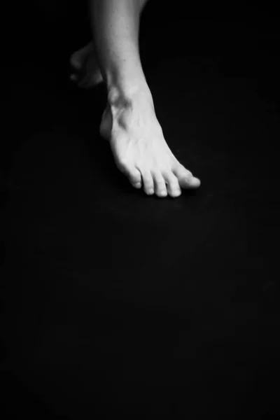 Vücudun Bazı Kısımları Siyah Arka Plandaki Bacaklar — Stok fotoğraf