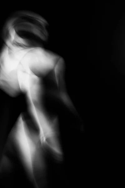 艺术摄影 舞者通过动作 身体在黑色背景下的抽象来表达情感 — 图库照片