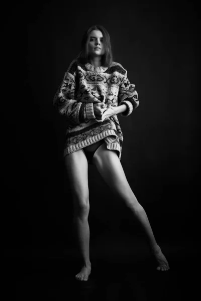 Brünettes Mädchen Mit Voluminösem Pullover Bewegt Sich Frei Und Tanzt — Stockfoto