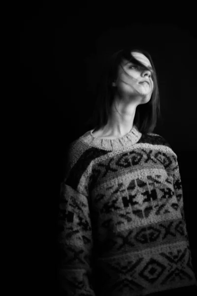 스웨터를 여자가 자유롭게 배경에 무희의 — 스톡 사진