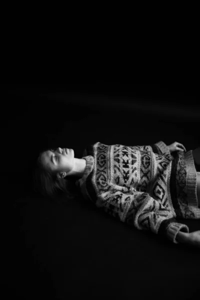 Brunetka Dziewczyna Obszerny Sweter Porusza Się Swobodnie Tańczy Portret Artystyczny — Zdjęcie stockowe
