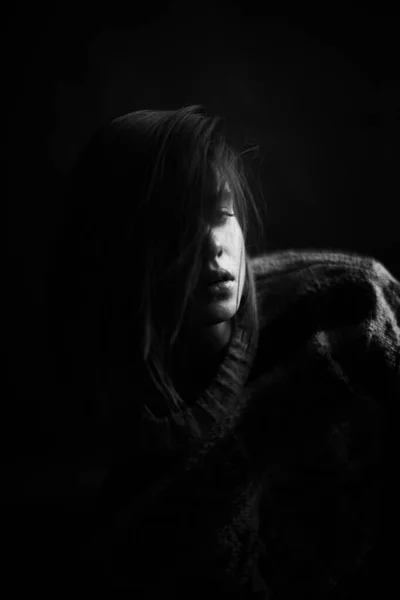 Genç Bir Kızın Yüzünde Hüzün Hayal Kırıklığı Vardı Stüdyodaki Karanlık — Stok fotoğraf