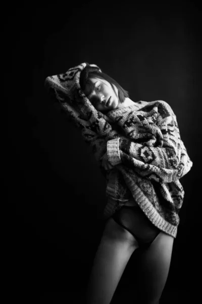 Barna Lány Terjedelmes Pulóver Mozog Szabadon Táncol Művészet Portré Egy — Stock Fotó